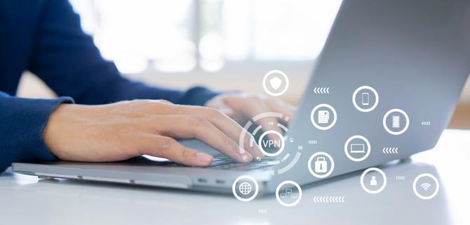 en mann bruker en datamaskin med VPN for bedrifter aktivert