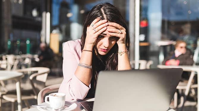 Een vrouw maakt zich zorgen over wat ze moet doen als haar e-mail is gehackt.